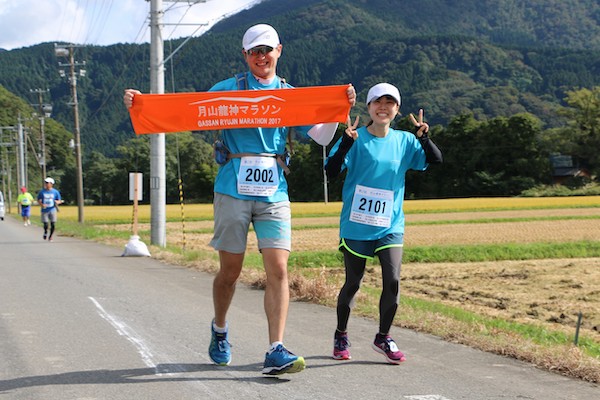 runners posing during gassan ryujin marathon