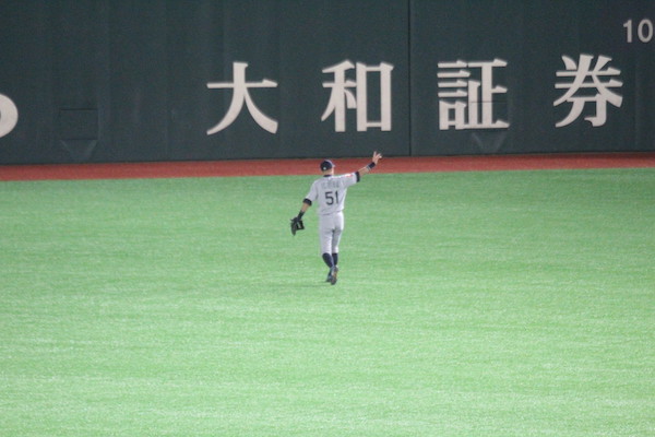Ichiro waving to fans